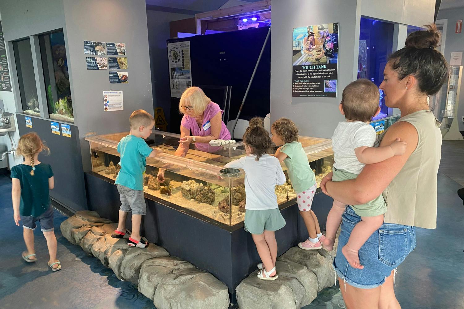 Showing children a water exihibit