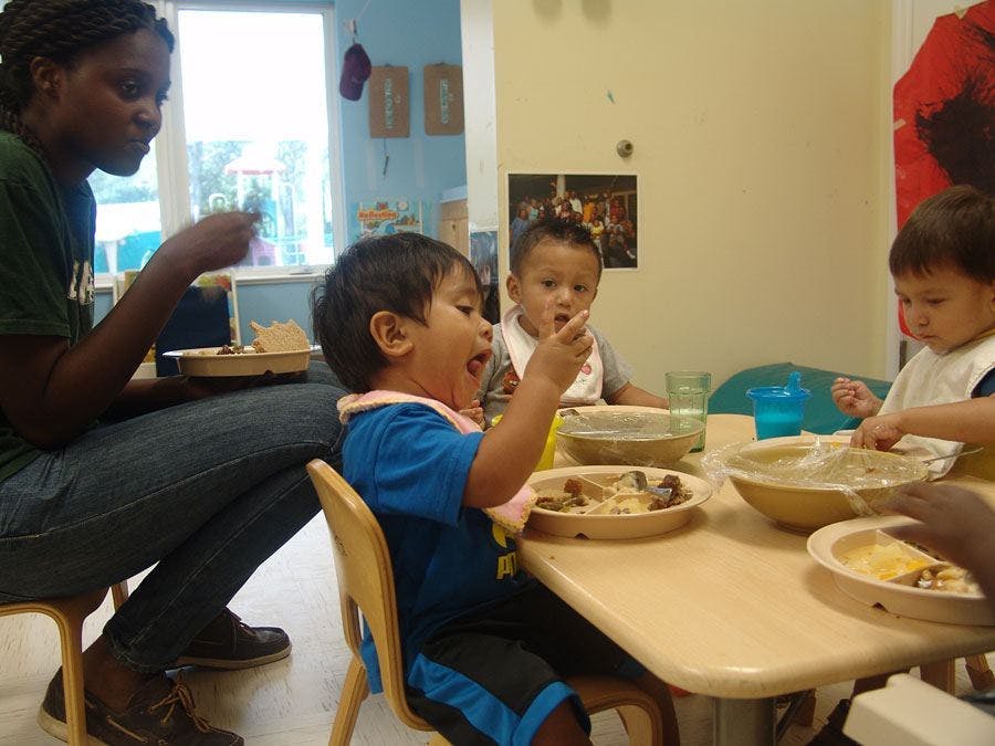 kids eating lunch at table